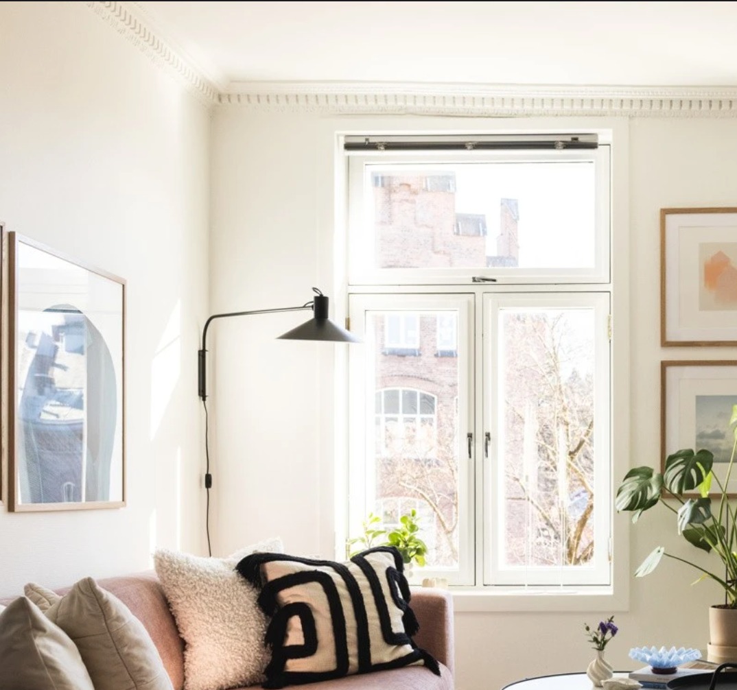 Soverommet med tidligere innredning. Utsikt til Lakkegata skole .
